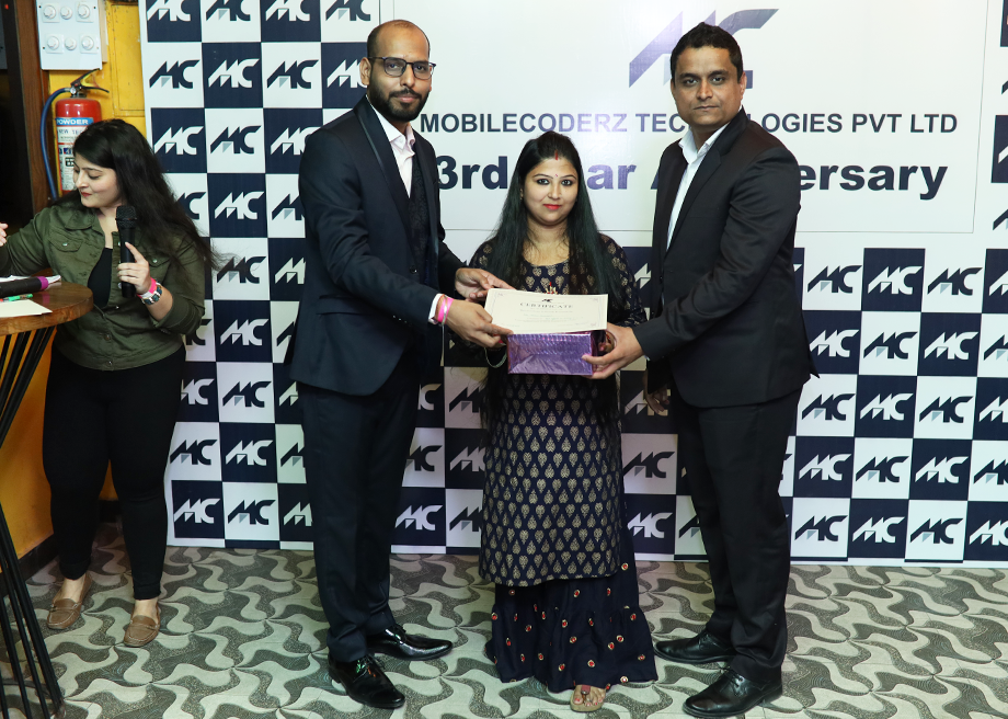 Minu Kumari Receiving Award at MobileCoderz